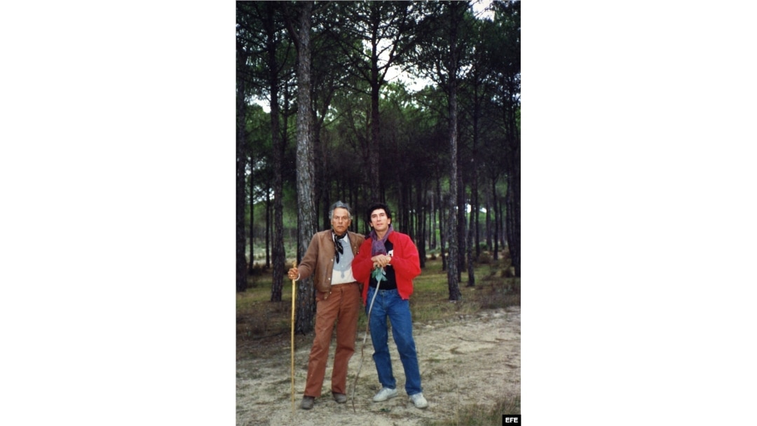 Radio Martí dedicó varios programas a divulgar el Plebiscito a Fidel Castro propuesto por el escritor cubano Reinaldo Arenas y el pintor cubano Jorge Camacho.