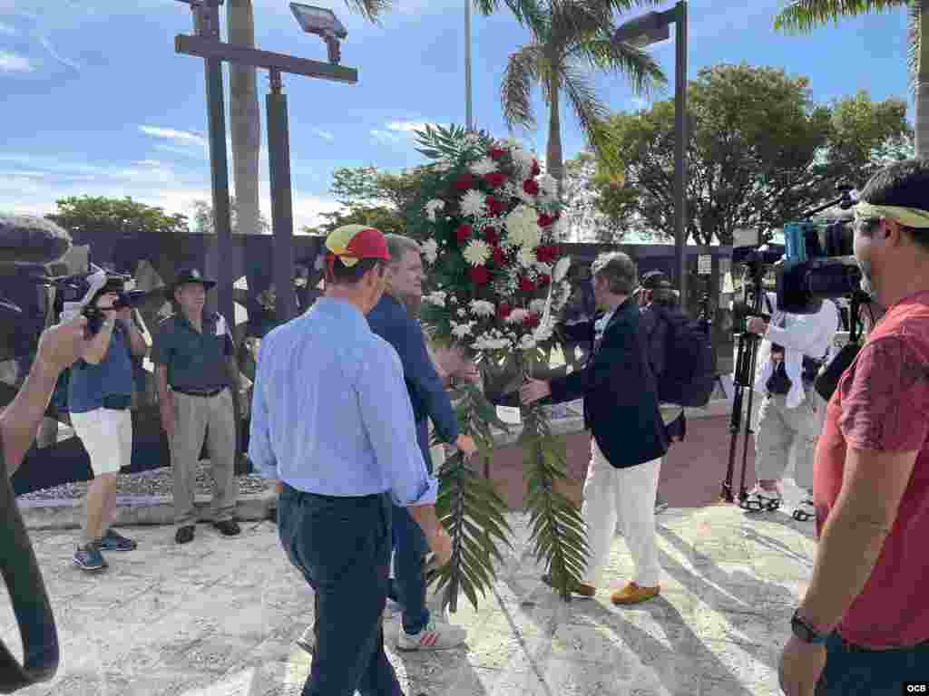 Ofrenda floral de eurodiputados y de Espa&#241;a al inicio de la &quot;Caravana por la Libertad de Cuba&quot;, en Miami. 