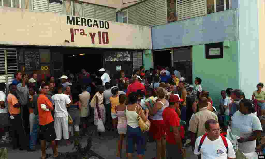 Decenas de personas hacen cola en un mercado del barrio El Vedado.