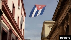 Una bandera cubana en una calle de La Habana, días después del estallido popular del 11 de julio. (REUTERS/Alexandre Meneghini)