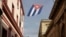 Una bandera cubana en una calle de La Habana, días después del estallido popular del 11 de julio. (REUTERS/Alexandre Meneghini)