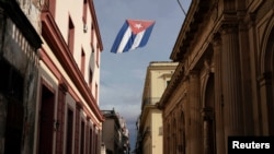 Una bandera cubana en una calle de La Habana, días después del estallido popular del 11 de julio. (REUTERS/Alexandre Meneghini)