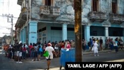 Una cola para comprar alimentos en La Habana. (Yamil Lage/AFP/Archivo)