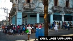 Una cola para comprar alimentos en La Habana en el mes de mayo, que se ha consolidado como el pero de la pandemia en la isla.