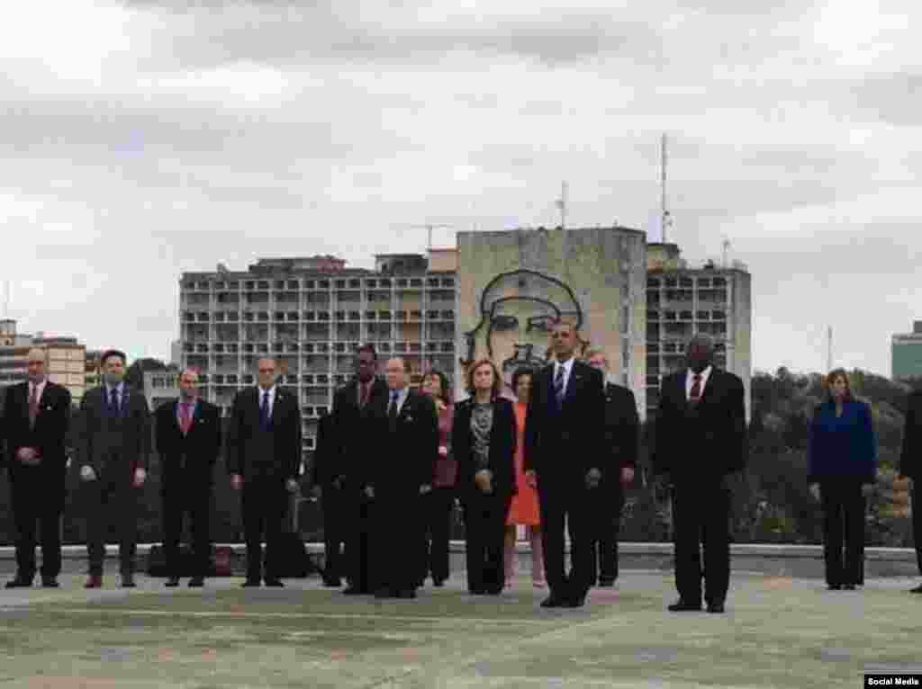 La foto que Obama pidió tomarse en la Plaza de la Revolución.