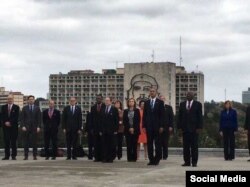 La foto que Obama pidió tomarse en la Plaza de la Revolución.