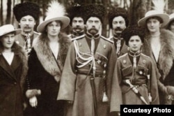 El Zar, Nicolás II, la zarina, sus cuatro hijas y Alexander, el único varón.