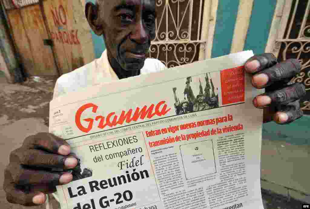 Un vendedor del periódico Granma en La Habana, Cuba.