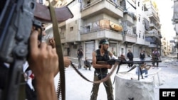 Rebeldes sirios vigilan su posición durante su lucha contra los seguidores de Bachar Al Asad.