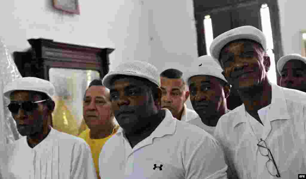 Practicantes de los cultos afrocubanos escuchan la lectura de la Letra del Año, que divulga las predicciones de Ifá para el 2015 en La Habana.