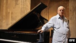 El profesor de piano cubano Salomón Mikowsky en una sala de conciertos en La Habana (Cuba), durante una de las jornadas del I Encuentro de Jóvenes Pianistas, que comenzó el 25 de mayo y cerrará el 9 de junio de 2013.