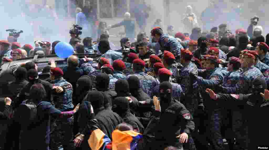 Enfrentamiento entre policías y opositores en Armenia. 