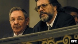 Raúl Castro (i) y su asesor Abel Prieto asisten a una función de ballet. 