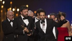 Fotografía facilitada por la Academia de Ciencias y Artes Cinematográficas (AMPAS) que muestra (de izda a dcha) al director estadounidense Ben Affleck, y al productor estadounidense Grant Heslov recibiendo el Óscar a la mejor película por "Argo".