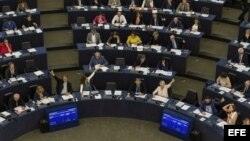 Varios eurodiputados votan sobre el acuerdo de diálogo UE-Cuba en el Parlamento Europeo en Estrasburgo (Francia) hoy, 5 de julio de 2017. 