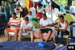 En cartones, a orillas de la calle y en albergues, unos 800 cubanos pasan la Nochebuena y la Navidad en la frontera de Panamá y Costa Rica. EFE