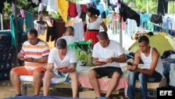 En cartones, a orillas de la calle y en albergues, unos 800 cubanos pasan la Nochebuena y la Navidad en la frontera de Panamá y Costa Rica. EFE