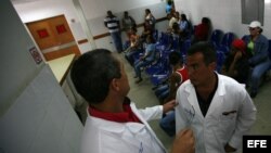 Doctores cubanos en un centro médico en Venezuela