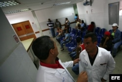 Doctores cubanos en un centro médico en Venezuela.