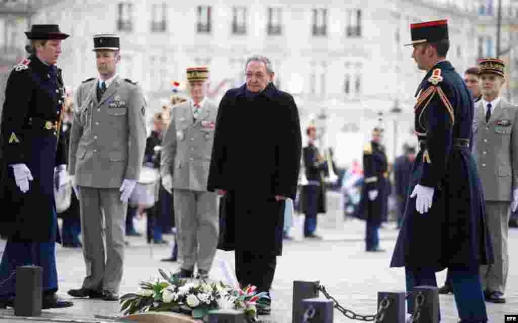 Castro frente a la Tumba del Soldado Desconocido en París, Francia.