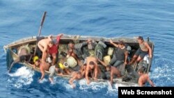 Balseros cubanos en alta mar