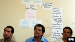 El disidente cubano Oswaldo Payá promotor del proyecto Varela, y dos de sus colaboradores ofrecen una rueda de prensa.