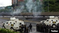 Fuerte represión en la autopista Francisco Fajardo contra los manifestantes opositores.