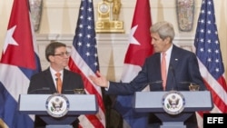 John Kerry, secretario de Estado de EEUU, y Bruno Rodríguez, ministro de Relaciones Exteriores de Cuba. Archivo.