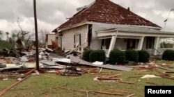 Escombros y una casa dañada tras el azote de dos tornados en Beauregard, Alabama.