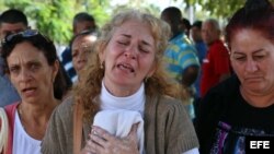 Inés González (c), madre de uno de los fallecidos en el desastre aéreo que cobró la vida de 108 ocupantes del avión accidentado ayer en la Habana, llora al salir del instituto de Medicina Legal donde se identifica a las víctimas. 