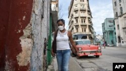Una mujer camina por una calle de La Habana. (Yamil LAGE / AFP)