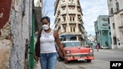 Una mujer camina por una calle de La Habana el 14 de septiembre de 2020 (Yamil LAGE / AFP).