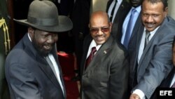 El presidente de Sudán del Sur, Salva Kiir (i) recibe a su homólogo sudanés, Omar al Bashir (c) en Yuba, Sudán del Sur.