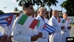 Médicos cubanos viajan a Italia para ayudar en la lucha contra el coronavirus. (Yamil LAGE / AFP)