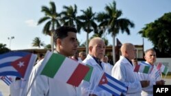 Cubanos de dentro y fuera de la isla han protestado por el envió de médicos a Italia mientras los propios cubanos enfrentan un futuro incierto ante la propagación de la enfermedad. (Yamil LAGE/ FP)