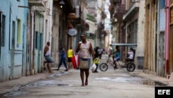El salario estatal medio en Cuba no llega a los 30 dólares mensuales, un poder adquisitivo bajo frente al progresivo encarecimiento del nivel de vida.