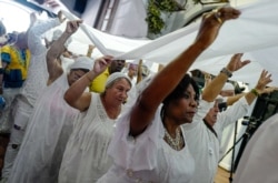 Practicantes de la religión yoruba durante un ritual en la presentación de la Letra del Año, en La Habana. (Adalberto ROQUE / AFP)