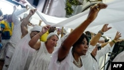 Practicantes de la religión yoruba durante un ritual en la presentación de la Letra del Año, en La Habana. (Adalberto ROQUE / AFP).