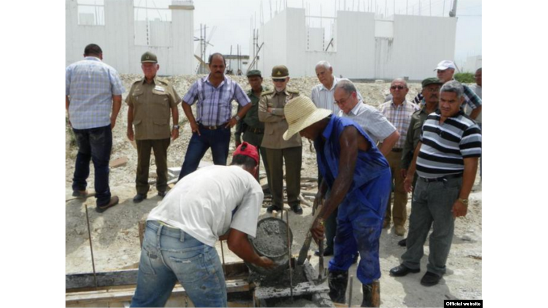Ramiro Valdés supervisa las obras en Santiago de Cuba.