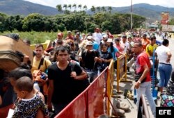 Ciudadanos venezolanos cruzan la frontera hacia Colombia, en Cúcuta.
