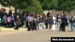 Trabajadores y clientes del Walmart de Amarillo, en Texas, huyeron de la tienda cuando inició la balacera.