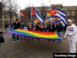 Días atrás miembros de la comunidad LGBTI que piden asilo en Holanda se manifestaron frente al Parlamento de Holanda..