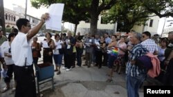 Cubanos frente a SINA esperan por trámites para nueva ley migratoria