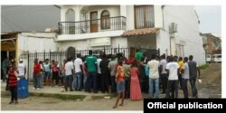 Migrantes cubanos, haitianos y africanos frente a la oficina de Migración, en Turbo, Colombia.