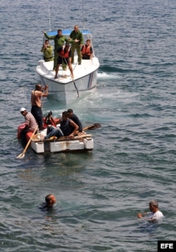 Guardafronteras cubanos abordan una embarcación rústica en La Habana (Cuba), en un intento de frenar una salida ilegal.
