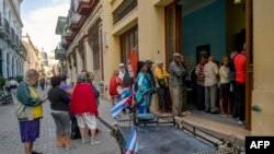 Cubanos hacen cola para comprar alimentos en una bodega en La Habana. (Archivo/Yamil Lage/AFP)
