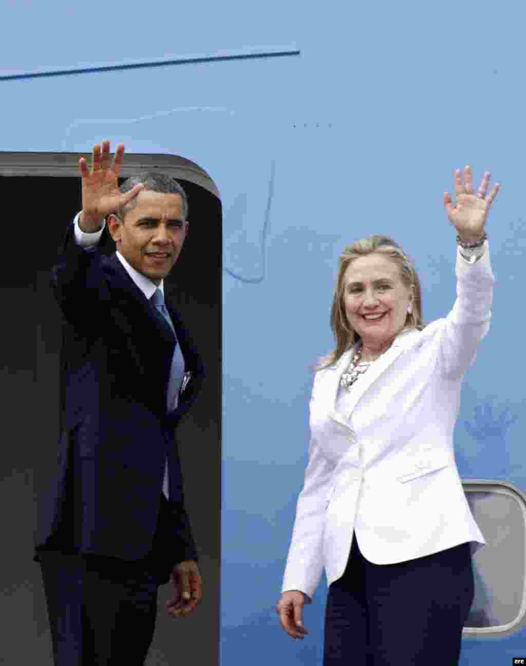 El presidente estadounidense Barack Obama y la Secretaria de Estado Hillary Clinton se despiden en el aeropuerto internacional de Rangún, Birmania, hoy, 19 de noviembre de 2012. Barack Obama realizó hoy una visita histórica a Birmania (Myanmar) para alent