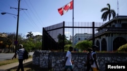 A partir del jueves, los cubanos podrán ir nuevamente a la Embajada de Canadá en La Habana para para estampar huellas digitales, entregar fotografías de visado y dejar y recoger sus pasaportes (Foto: Archivo).
