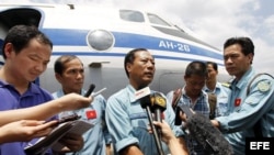 El piloto Vu Duc Long (c) responde a los periodistas tras una operación de búsqueda del vuelo MH370 de Malaysian Airlines desaparecido hace una semana.
