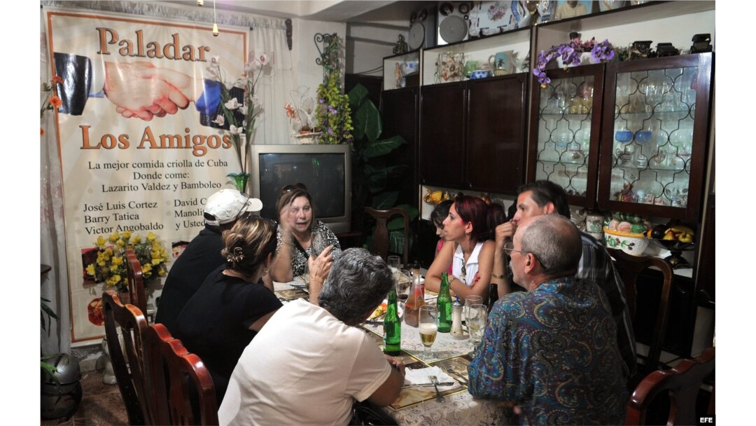 Archivo - Varias personas almuerzan en el restaurante privado "Los Amigos", en La Habana (Cuba).